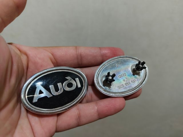 โลโก้ Audi ข้างแก้มบังโคลน ตรงรุ่น Audi A80 ปี 91-96 สภาพสวยๆ เหลือคู่สุดท้ายครับ รูปที่ 3