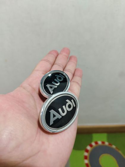 โลโก้ Audi ข้างแก้มบังโคลน ตรงรุ่น Audi A80 ปี 91-96 สภาพสวยๆ เหลือคู่สุดท้ายครับ รูปที่ 2