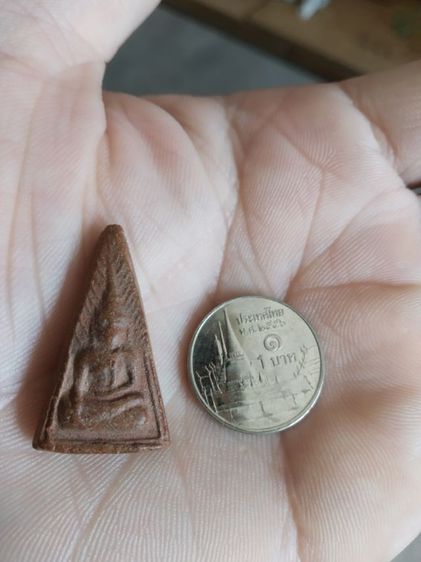 พระเนื้อดินผสมผงพิมพ์เล็ก(พระพิมพ์พระนางพญาเกศสูงหลังเรียบ(เนื้อออกสีน้ำตาลเข้ม)(100412)(ไม่ทราบพระเกจิที่สร้าง))พระเครื่องรางของมงคล รูปที่ 2