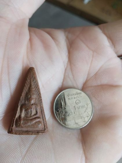 พระเนื้อดินผสมผงพิมพ์เล็ก(พระพิมพ์พระนางพญาเกศสูงหลังเรียบ(เนื้อออกสีน้ำตาลเข้ม)(100412)(ไม่ทราบพระเกจิที่สร้าง))พระเครื่องรางของมงคล รูปที่ 4