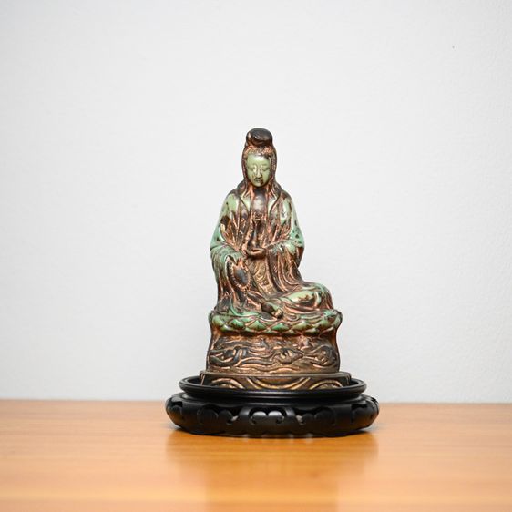 Green Gilt Carved Buddism Guanine Buddha Statue เจ้าแม่กวนอิมแกะสลัก วัสดุคล้ายเรซิ่น เก่ามีอายุ  รูปที่ 2