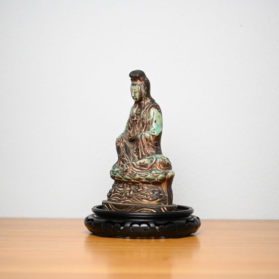 Green Gilt Carved Buddism Guanine Buddha Statue เจ้าแม่กวนอิมแกะสลัก วัสดุคล้ายเรซิ่น เก่ามีอายุ  รูปที่ 3