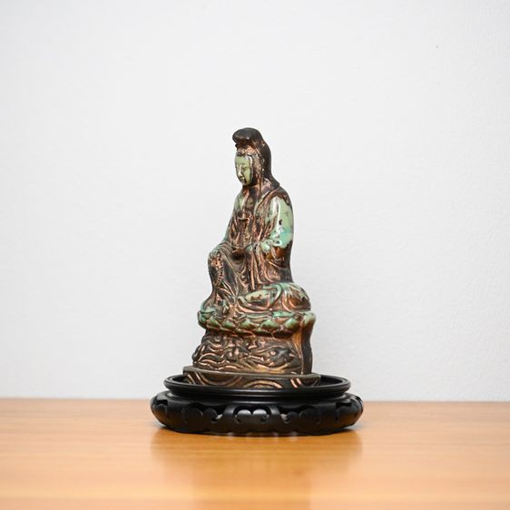Green Gilt Carved Buddism Guanine Buddha Statue เจ้าแม่กวนอิมแกะสลัก วัสดุคล้ายเรซิ่น เก่ามีอายุ  รูปที่ 4