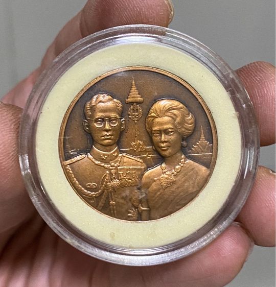 เหรียญราชาภิเษกสมรสครบ 50 ปี “28 เมษายน 2543” เนื้อทองแดง 3 ซม.  Vาย 800 ส่ง 50 รูปที่ 3