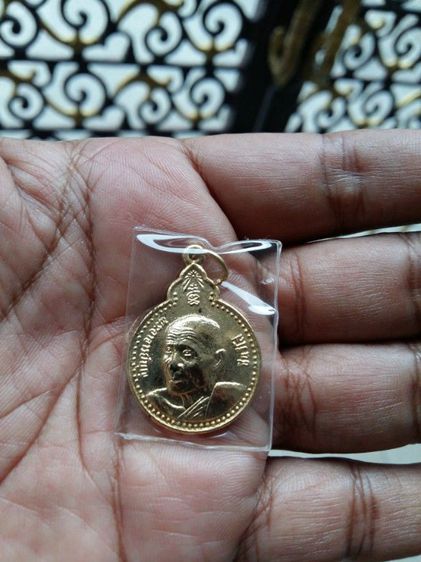 เหรียญหลวงพ่อเจริญ วัดธัญญวารี (วัดหนองนา) เนื้อทองแดงผิวรุ้ง ครบ 6 รอบ ปี2524 จ.สุพรรณบุรี
สภาพสวยเดิมผิวหิ้งแห้ง เจ้าของเก็บสะสมไว้อย่างดี รูปที่ 6