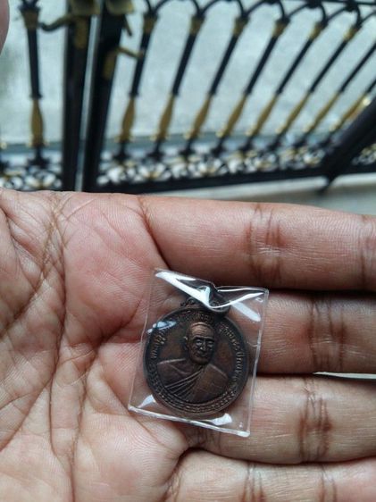 เหรียญหลวงพ่อเจริญ วัดธัญญวารี (วัดหนองนา) เนื้อทองแดงผิวรุ้ง ครบ 6 รอบ ปี2524 จ.สุพรรณบุรี
สภาพสวยเดิมผิวหิ้งแห้ง เจ้าของเก็บสะสมไว้อย่างดี รูปที่ 3