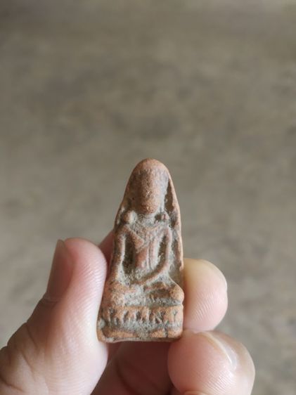 พระเนื้อดิน(พระพิมพ์พระเทวิกขนนกหลังเรียบ(เนื้อออกสีน้ำตาลส้ม)(ไม่ทราบอายุ)(ไม่ทราบพระเกจิที่สร้าง))พระบ้านพระเครื่องรางของมงคล รูปที่ 3