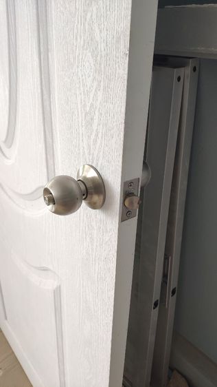 ประตูไม้สีขาว สภาพใหม่ ขนาด 80 ซม. x 200 ซม. พร้อมลูกบิด กุญแจ บานพับ รูปที่ 2