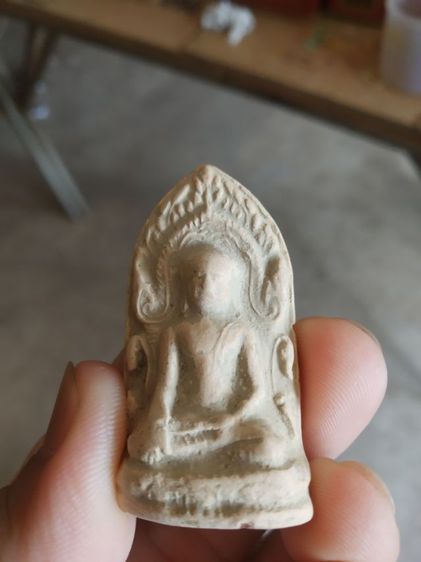 พระเนื้อดินผสมผง(พระลือโขงพิมพ์พระนางจามเทวีในซุ้มเรือนแก้ว(ไม่ทราบพระเกจิที่สร้าง)(050505))พระบ้านพระเครื่องรางของมงคล รูปที่ 2