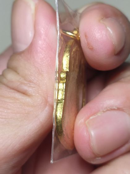 เหรียญหลวงพ่อสุด รุ่น หันข้าง (น้ำเต้า) เนื้อทองแดงกะไหล่ทอง บล็อกรางคู่ นิยมสุด ออกวัดกาหลง ปี 2525

 รูปที่ 4