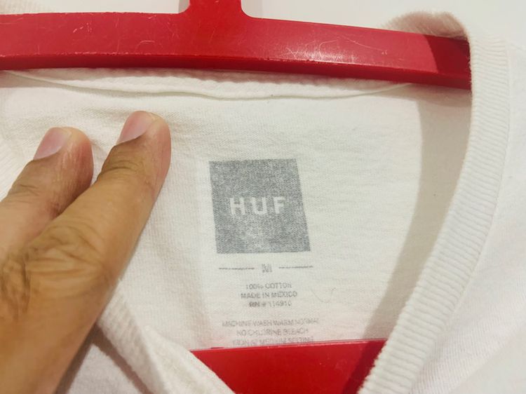 เสื้อยืด HUF แท้ 💯 size M ขนาด อก 20.5 ยาว 27 นิ้ว สภาพดีมาก สีขาวจั๊ว ลายสวย เนื้อผ้าดีมาก หายากน่าสะสมครับ รูปที่ 3