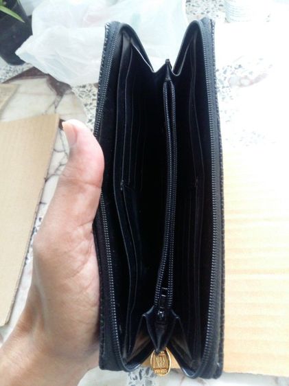 กระเป๋าสตางค์ Michel Angelo ใบยาว สีดำ หนังจระเข้ โลโก้M สีทอง หนังแท้ ของแท้ ขนาด10 × 20cm.
, 4ช่องธนบัติ
, 12ช่องใส่บัตร
,1ช่องซิป
สภาพสวย รูปที่ 3