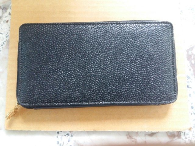 กระเป๋าสตางค์ Michel Angelo ใบยาว สีดำ หนังจระเข้ โลโก้M สีทอง หนังแท้ ของแท้ ขนาด10 × 20cm.
, 4ช่องธนบัติ
, 12ช่องใส่บัตร
,1ช่องซิป
สภาพสวย รูปที่ 2