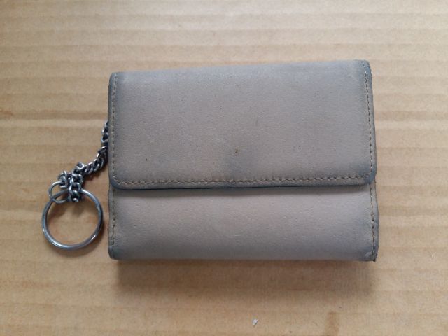 กระเป๋าสตางค์ Jacob สองพับ สีเบส หนังเรียบ ของแท้ ขนาด8 × 10cm.
, 2ช่องธนบัติ
, 3ช่องด้านหลัง
, 2ช่องด้านหน้า
, 1ช่องตรงกลาง
สภาพสวยเดิม รูปที่ 2