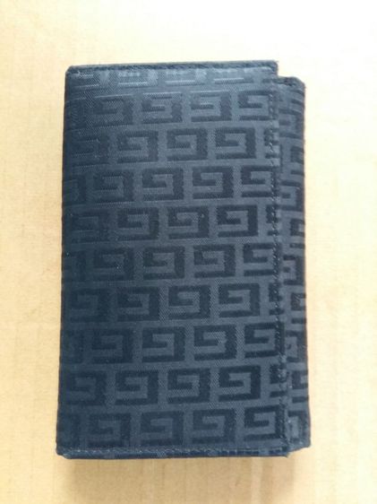 กระเป๋าสตางค์ Guylaroche สองพับ สีดำ ผ้าลายโลโก้ ตัวG ของแท้ ขนาด 9 × 14cm.
- 2 ช่องธนบัติ
- 6 ช่องใส่บัตร
- 1 ช่องด้านหลัง
สภาพสวยมากเดิม รูปที่ 2