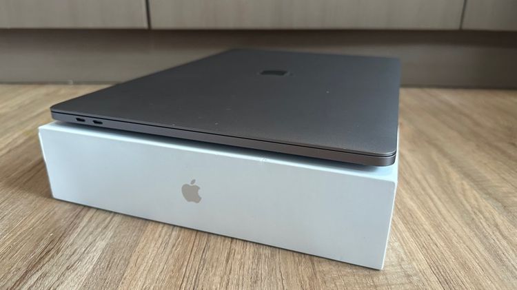 MacBook Pro 15 inch 2018 มีตำหนิ รูปที่ 4
