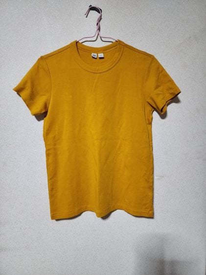 เสื้อยูนิโค่เเท้สีเหลืองส้ม   cotton100  มือสองสภาพดี รูปที่ 1