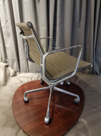 เก้าอี้สำนักงาน eames Aluminum group    by herman miller รูปที่ 14