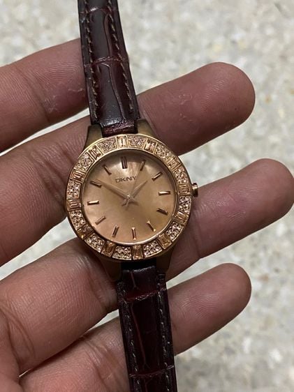 นาฬิกายี่ห้อ  DKNY  ของแท้มือสอง ทองสวย สายหนังเปลี่ยนมาใหม่ 800฿ รูปที่ 1