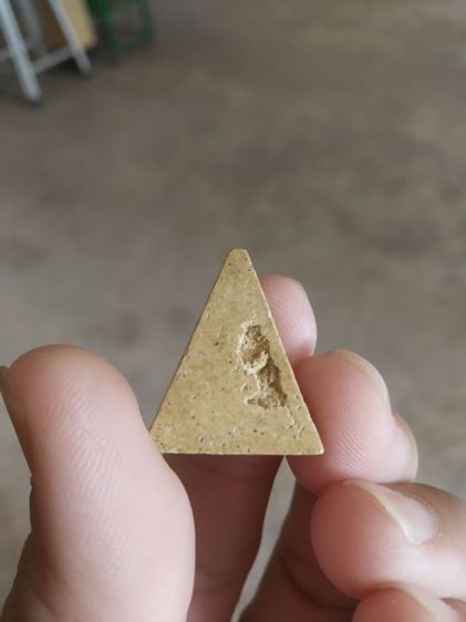 พระเนื้อว่านผสมผงพิมพ์เล็ก(พระพิมพ์พระสมเด็จพิมพ์สามเหลี่ยมหลังเรียบ(ไม่สวย)(140401)(ไม่ทราบพระเกจิที่สร้าง))พระบ้านพระเครื่องรางของมงคล รูปที่ 2