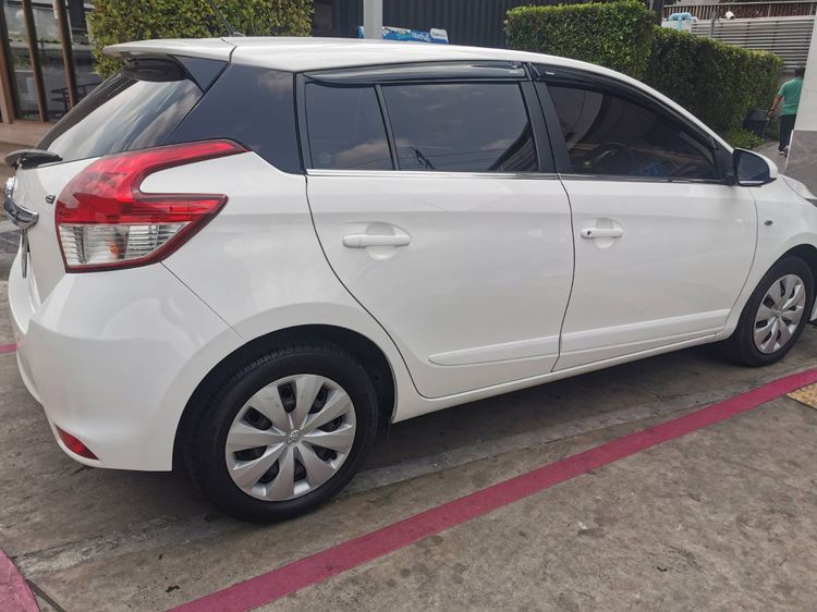 Toyota Yaris 2015 1.5 E Sedan เบนซิน ไม่ติดแก๊ส เกียร์อัตโนมัติ ขาว รูปที่ 4