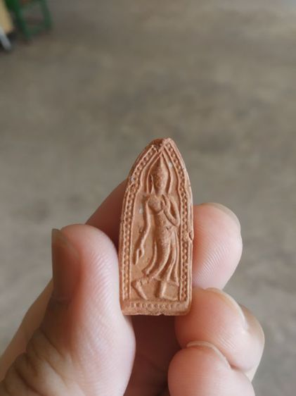 พระเนื้อดินผสมผง(พระพิมพ์พระปางลีลากำแพงเขย่งหรือพระปางลีลากำแพงข้างเม็ด(140409)(ไม่ทราบพระเกจิที่สร้าง)(พระใหม่))พระเครื่องรางของมงคล รูปที่ 2