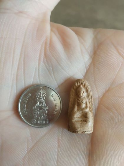 พระเนื้อดินพิมพ์เล็ก(พระพิมพ์พระรอดหลังเรียบ(พระใหม่ไม่ค่อยสวย)(140410)(ไม่ทราบพระเกจิที่สร้าง))พระบ้านพระเครื่องรางของมงคล รูปที่ 2