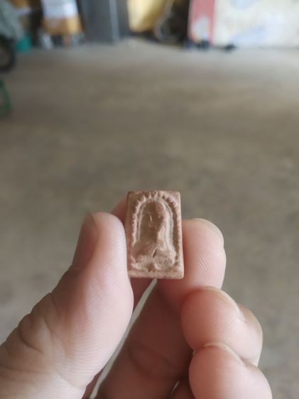 พระเนื้อดินผสมผงพิมพ์เล็ก(พระพิมพ์พระนางกวักหลังเรียบสีน้ำตาล(140414)(ไม่ทราบพระเกจิที่สร้าง)(ไม่ทราบรุ่นและอายุ))พระเครื่องรางของมงคล รูปที่ 2