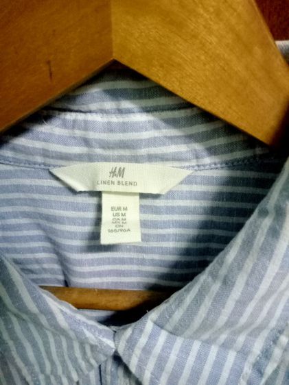 HM Linen Blend เสื้อเชิ้ตผู้ชายสีฟ้าลายทางลง Size EUR USA M 1อก 46 ยาว แขนยาว 22 มีกระเป๋าตรงอก ป้ายแคร์ครบกระดุมสำรอง 1 เม็ดมีกระเป๋าตรงอก รูปที่ 5