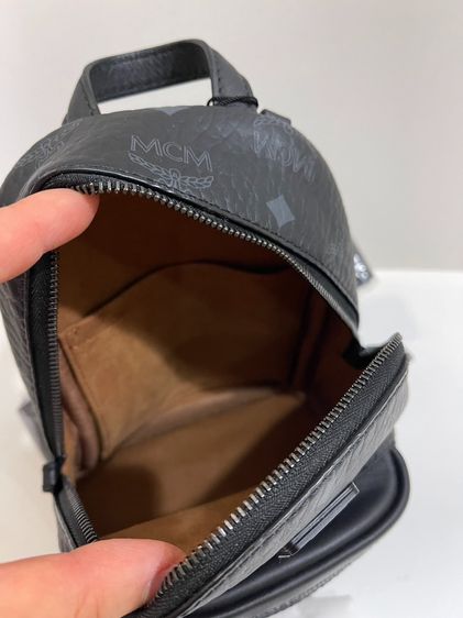พร้อมส่ง 🔥Sale 12399🔥น่าร้ากก ถูกฝุดๆ ราคาช็อปไทย 30000++ สีตามตา เป้ MCM Stark leather Crossbody Backpack size Mini สีดำ สะพายเท่ห์มาก รูปที่ 4