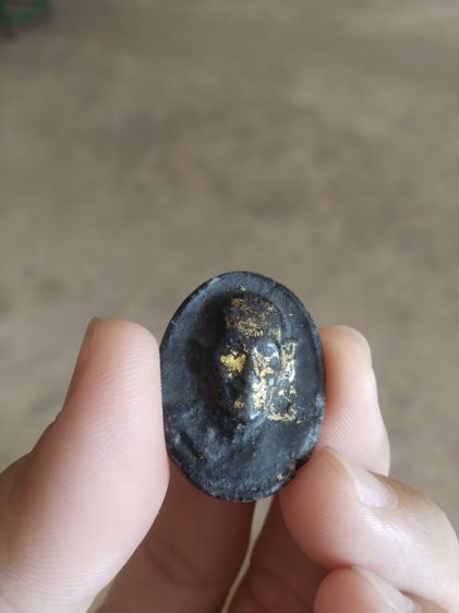 พระเนื้อว่านยารูปทรงเม็ดกระบก(พระรูปเหมือนพระหลวงปู่สรวงเทวดาเดินดิน(หลังมีรอยฝังตะกรุด)(วัดไพรพัฒนา)(จังหวัดศรีสะเกษปี2519))พระเครื่องราง รูปที่ 2