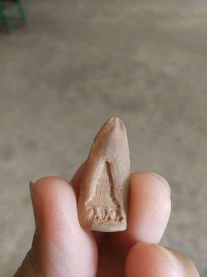 พระเนื้อดินเผาพิมพ์เล็ก(พระรูปเหมือนพระนางจามเทวี(วัดจามเทวี)(จังหวัดลำพูน)(พระเครื่องล้านนา))พระบ้านพระเครื่องรางของมงคล รูปที่ 5