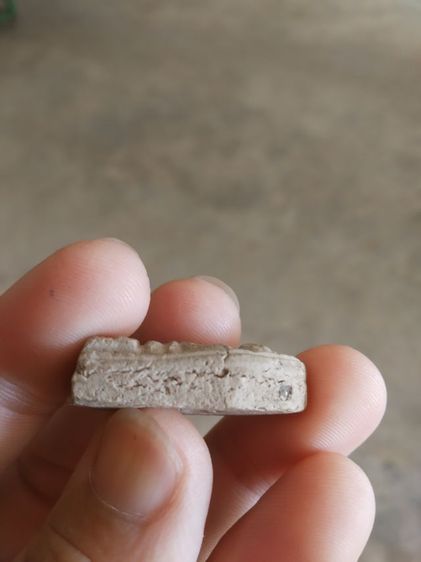 พระเนื้อว่านผสมผง(พระพิมพ์พระเล็บมือนั่งบนฐานบัวหลังมีรอยกดรูปสามเหลี่ยม(150405)(ไม่ทราบพระเกจิที่สร้าง))พระบ้านพระเครื่องรางของมงคล รูปที่ 18