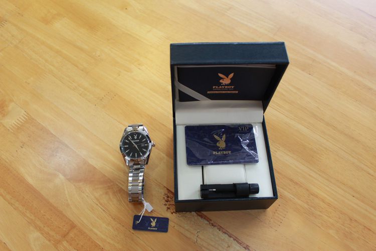 นาฬิกา Playboy สีเงิน ขนาดความกว้างหน้าปัด 4 ซม. มาพร้อมกล่องและคู่มือ (ตามรูปภาพประกอบ) สภาพ 97 เปอร์เซ็น ในราคา 550 บาท รวมค่าจัดส่ง EMS  รูปที่ 9
