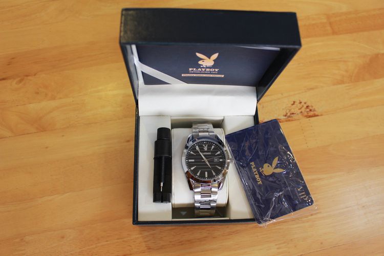 นาฬิกา Playboy สีเงิน ขนาดความกว้างหน้าปัด 4 ซม. มาพร้อมกล่องและคู่มือ (ตามรูปภาพประกอบ) สภาพ 97 เปอร์เซ็น ในราคา 550 บาท รวมค่าจัดส่ง EMS  รูปที่ 3