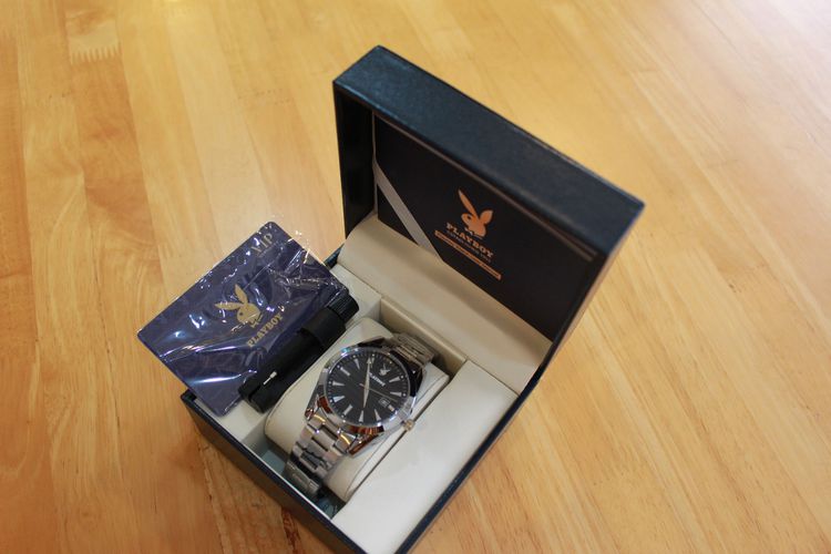 นาฬิกา Playboy สีเงิน ขนาดความกว้างหน้าปัด 4 ซม. มาพร้อมกล่องและคู่มือ (ตามรูปภาพประกอบ) สภาพ 97 เปอร์เซ็น ในราคา 550 บาท รวมค่าจัดส่ง EMS  รูปที่ 5