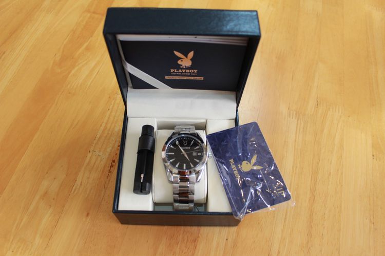 นาฬิกา Playboy สีเงิน ขนาดความกว้างหน้าปัด 4 ซม. มาพร้อมกล่องและคู่มือ (ตามรูปภาพประกอบ) สภาพ 97 เปอร์เซ็น ในราคา 550 บาท รวมค่าจัดส่ง EMS  รูปที่ 4