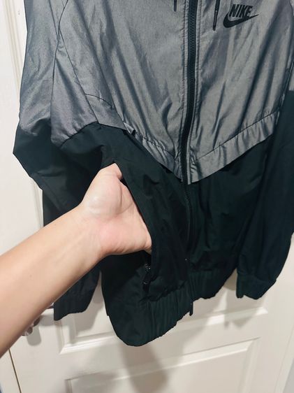 เสื้อแจ็คเก็ต(ฮู้ด)ผ้าร่มสีเทาดำ แบรนด์ Nike รูปที่ 3