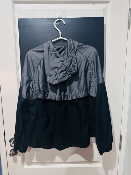 เสื้อแจ็คเก็ต(ฮู้ด)ผ้าร่มสีเทาดำ แบรนด์ Nike รูปที่ 2