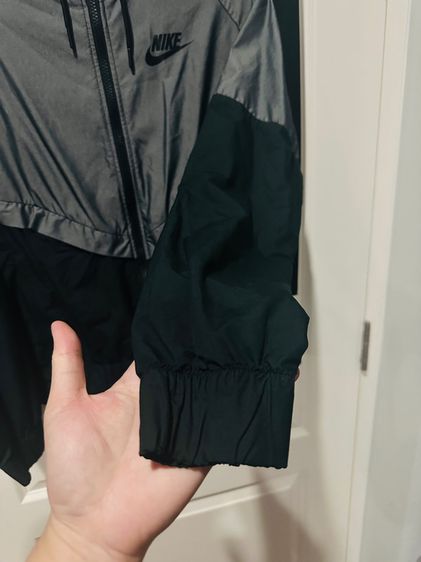 เสื้อแจ็คเก็ต(ฮู้ด)ผ้าร่มสีเทาดำ แบรนด์ Nike รูปที่ 9