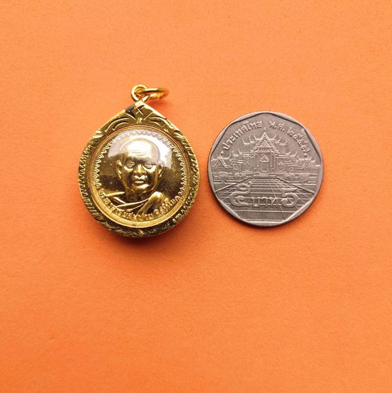 เหรียญ หลวงพ่อสมชาย วัดเขาสุกิม รุ่นเมตตา 2546 เนื้อกะไหล่ทอง ขนาด 2 เซน เลี่ยมกรอบไมครอน พร้อมกล่องเดิม รูปที่ 5