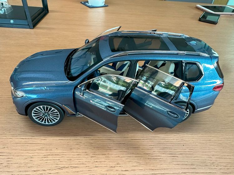 Model BMW X7  สีฟ้า ขนาด 1 ต่อ 18 รูปที่ 2