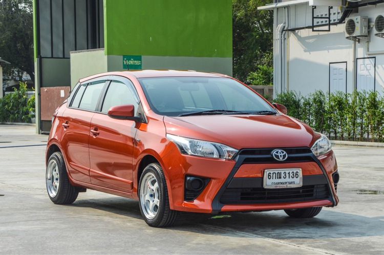 Toyota Yaris 2017 1.2 J Sedan เบนซิน ไม่ติดแก๊ส เกียร์อัตโนมัติ ส้ม รูปที่ 2