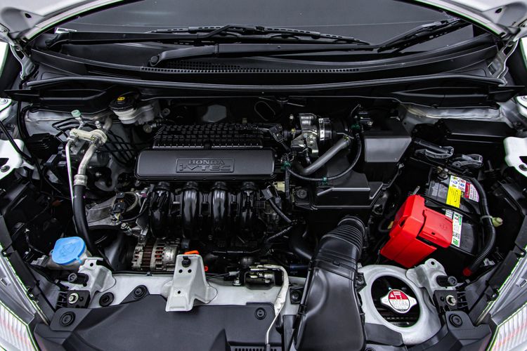 Honda Jazz 2016 1.5 S Sedan เบนซิน ไม่ติดแก๊ส เกียร์อัตโนมัติ ขาว รูปที่ 4