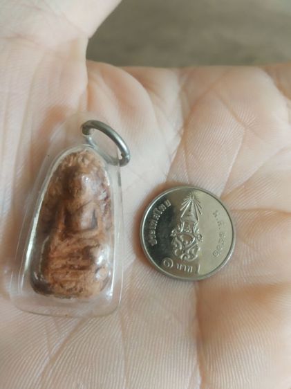 พระเนื้อดินพิมพ์เล็ก(พระรอดพระเนื้อดินหลังเรียบอยู่ในกรอบพลาสติก(เนื้อออกสีแดงส้ม)(ไม่ทราบเกจิใดเป็นผู้สร้าง))พระบ้านพระเครื่องรางของมงคล รูปที่ 2