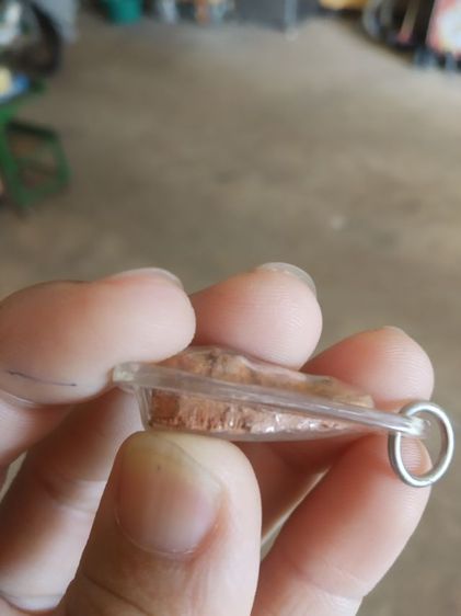 พระเนื้อดินพิมพ์เล็ก(พระรอดพระเนื้อดินหลังเรียบอยู่ในกรอบพลาสติก(เนื้อออกสีแดงส้ม)(ไม่ทราบเกจิใดเป็นผู้สร้าง))พระบ้านพระเครื่องรางของมงคล รูปที่ 13