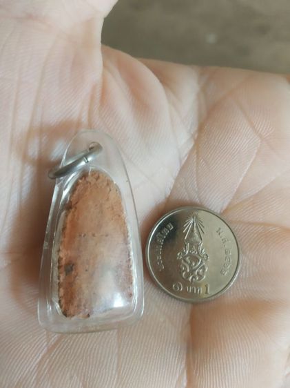 พระเนื้อดินพิมพ์เล็ก(พระรอดพระเนื้อดินหลังเรียบอยู่ในกรอบพลาสติก(เนื้อออกสีแดงส้ม)(ไม่ทราบเกจิใดเป็นผู้สร้าง))พระบ้านพระเครื่องรางของมงคล รูปที่ 8