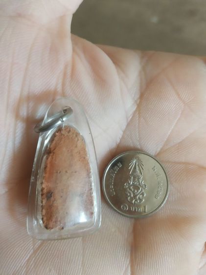 พระเนื้อดินพิมพ์เล็ก(พระรอดพระเนื้อดินหลังเรียบอยู่ในกรอบพลาสติก(เนื้อออกสีแดงส้ม)(ไม่ทราบเกจิใดเป็นผู้สร้าง))พระบ้านพระเครื่องรางของมงคล รูปที่ 9