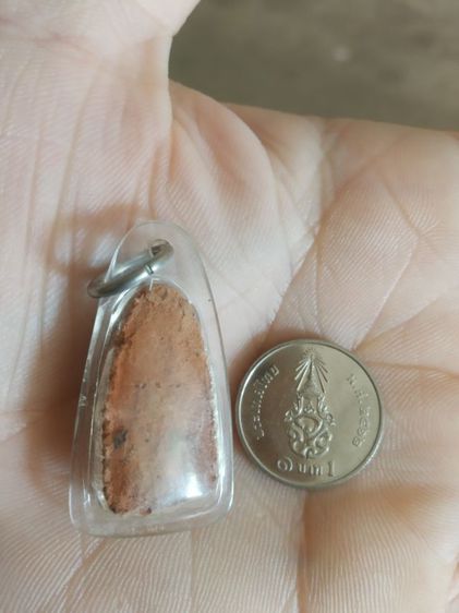 พระเนื้อดินพิมพ์เล็ก(พระรอดพระเนื้อดินหลังเรียบอยู่ในกรอบพลาสติก(เนื้อออกสีแดงส้ม)(ไม่ทราบเกจิใดเป็นผู้สร้าง))พระบ้านพระเครื่องรางของมงคล รูปที่ 6