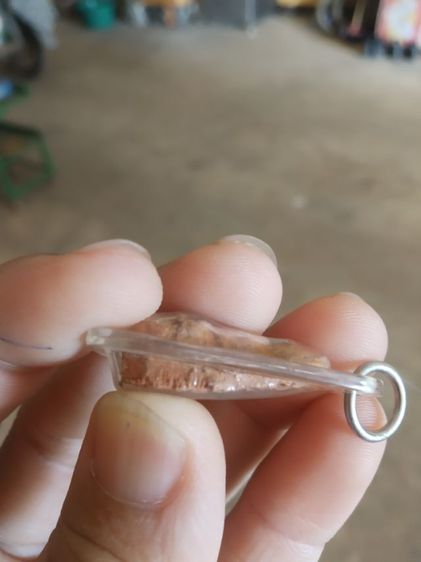 พระเนื้อดินพิมพ์เล็ก(พระรอดพระเนื้อดินหลังเรียบอยู่ในกรอบพลาสติก(เนื้อออกสีแดงส้ม)(ไม่ทราบเกจิใดเป็นผู้สร้าง))พระบ้านพระเครื่องรางของมงคล รูปที่ 12